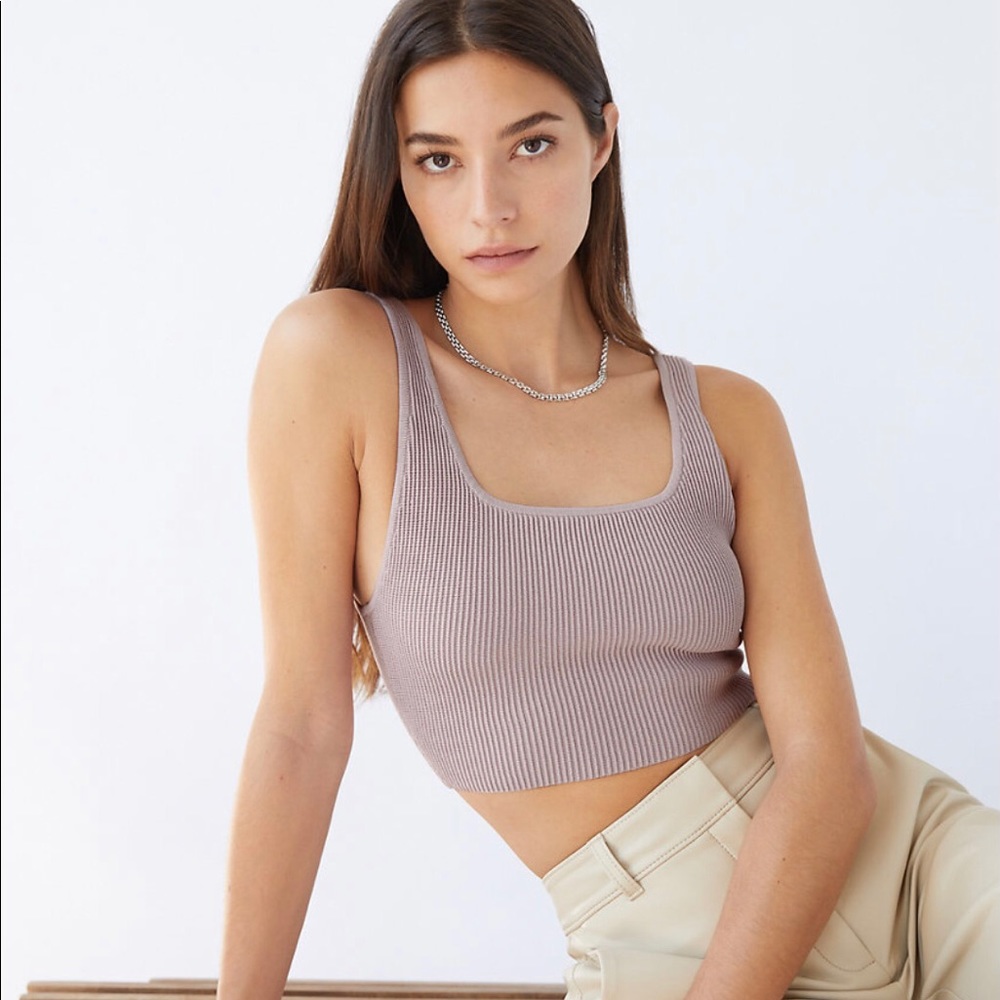 Aritzia Babaton Sculpt Scoop Neck Crop Top in Mauve